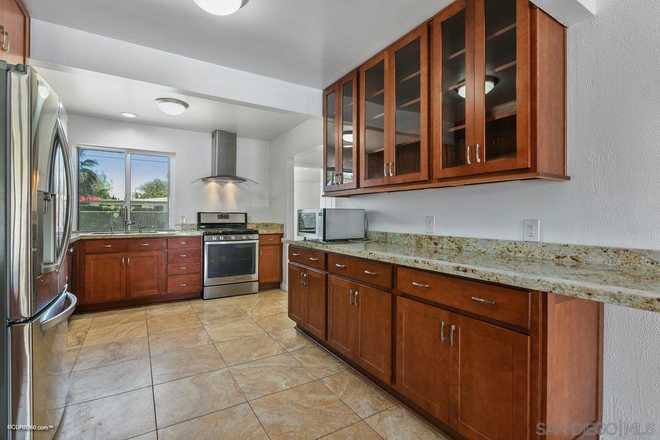 Kitchen - Quiet and Spacious House close to UCSD and trolley