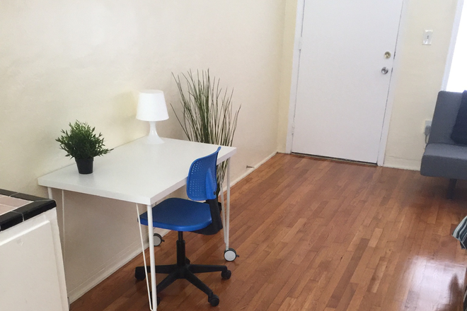 Small Desk - Discover Your Ideal Student Home in Miami!