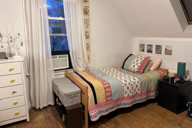 9K1A1 - Stockwell House near Davis Square, College House, Diamond House, REDLINE and buses