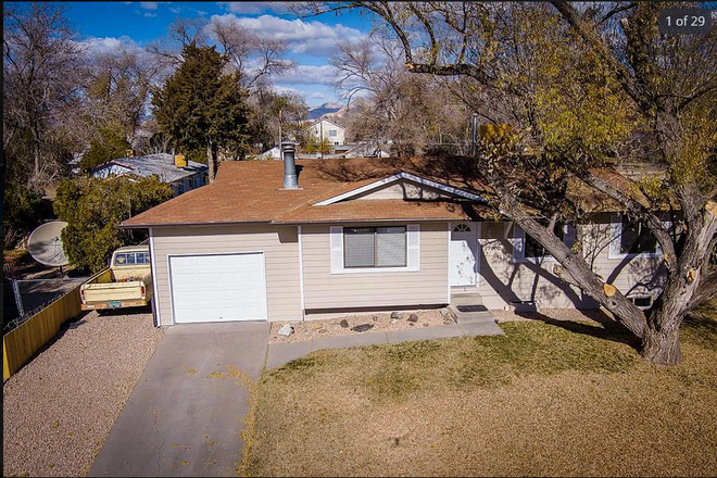 Exterior view - 5 Bedroom Home Close to Campus