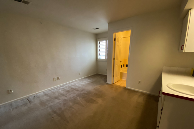 1 - August Preleasing: 903 18th St - Several Units Available! Condo