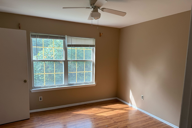 Bedroom - Room in shared 2BR apt-Quince Ct-Lawrence Twp.