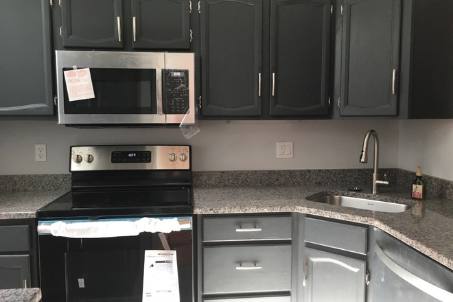 Appliances & granite countertop - Available Jun 2026 - 3bd 2ba Courtyard condo, up to 4 unrelated, walking distance to Storrs downtown