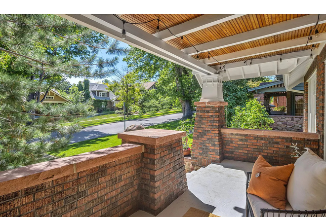 Front Porch - 3 Bedroom/2 Bath House on the Hill - Close to Alpine Modern Cafe