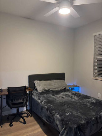 Bed - Townhouse close to campus, looking for roommate