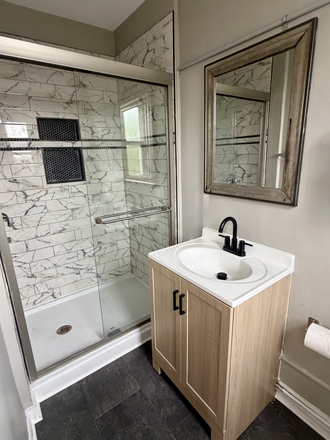 Bathroom - 5 Minute walk to campus! Apartments