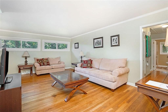 Living Roon - Blueberry Trl; 3b2b house; Room rental