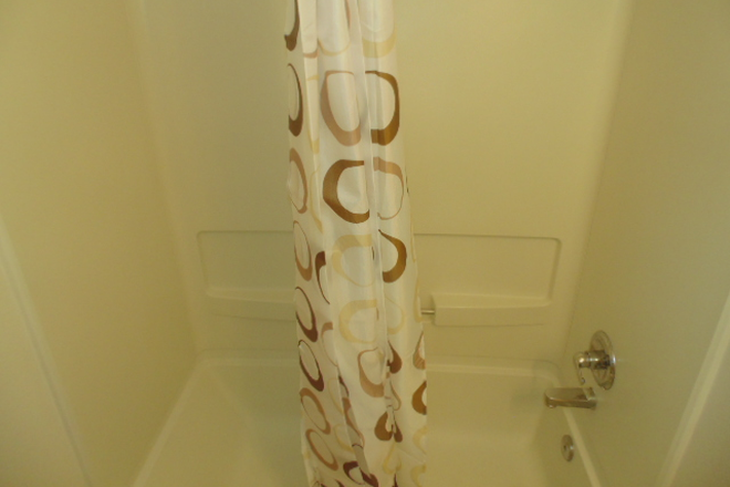 Bathtub/Shower - Fully Furnished Apartment, Month to Month, All Utilities Internet/Streaming Included, walk to CU!