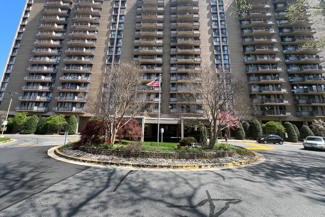 Main enterance - 6100 Westchester Park Drive Apartments