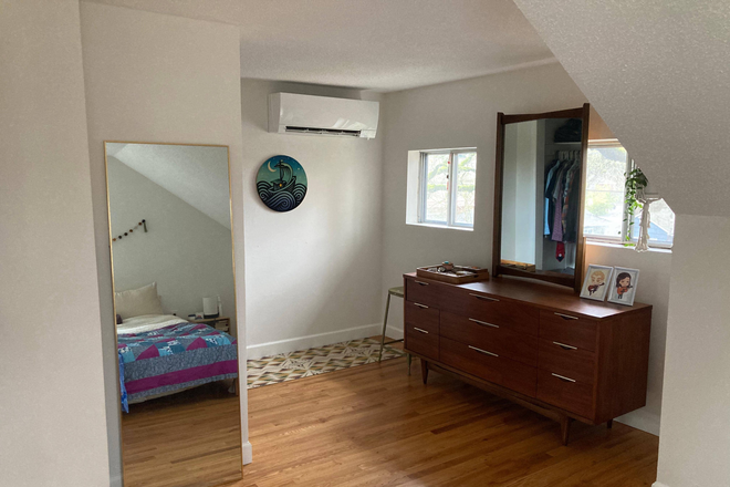 Private furnished bedroom - Sunny furnished room in lovely Concordia bungalow House