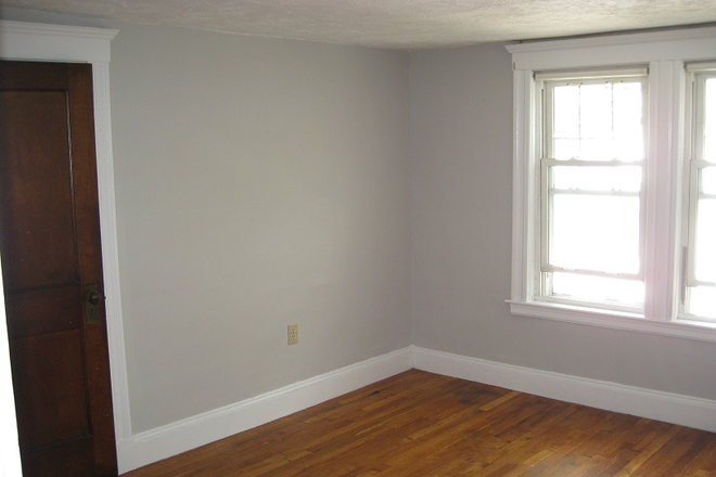 3rd floor Bedroom available - September 1st!! Two roommates wanted for a 5 bedroom Apartment near the Fletcher school!!