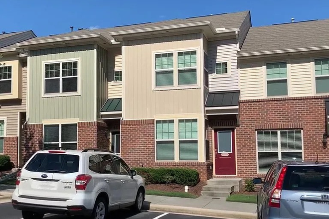 Outside - 2 Bed 2.5 Bathroom Townhome 8 Min From Campus