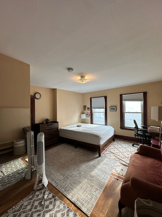 Full size bed and two windows! - Room for Spring 2026 January to May Right Next to Tufts!