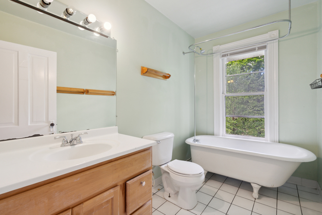Bathroom - ATTENTION SAINT THOMAS STUDENTS- Huge 5 Bedrooom Duplex Units Available for June 2026! Duplex