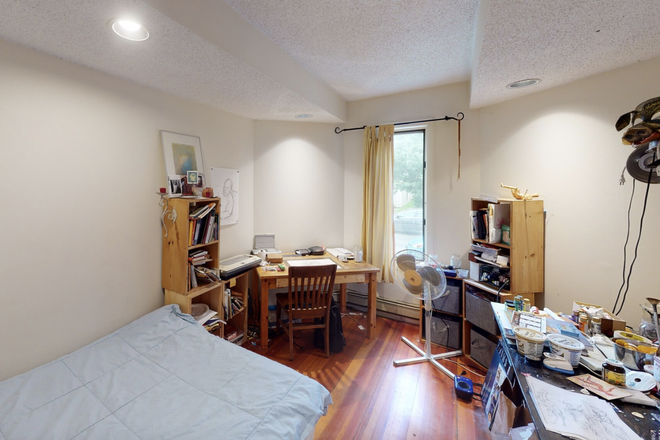 bed - 4 Bed 1 Bath (Medford)