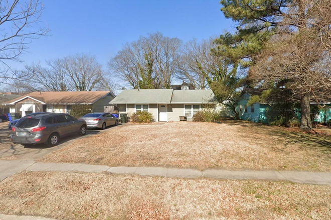 Outdoor view. - 3 Bedroom house near ODU campus.