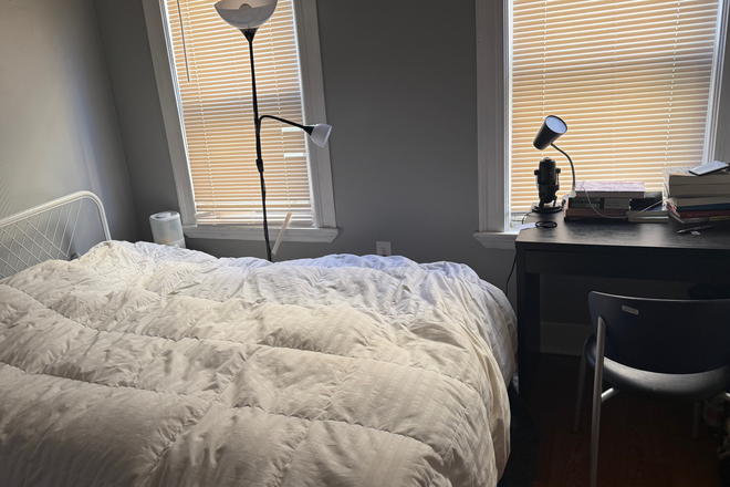 Bed with desk - $900 Room in Somerville: Sunny, Furnished, June Move-In, No Broker Fee Apartments