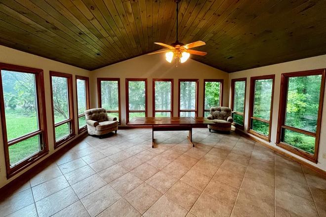 Four Seasons Sunroom - Spacious 3BR/2.5BA Home with Bonus Sunroom