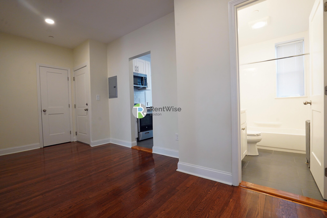 1 - SEPT 2026-Gorgeous Brighton 2 bed. New Renovation! PORCH, NO FEE Apartments