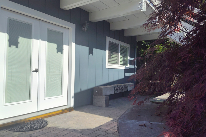 Entrance to the studio is on the east side of the property, on Kincaid Alley. There is a sitting bench area. French doors open to the studio - Alder St. Greenway Studio - 10 blocks to campus