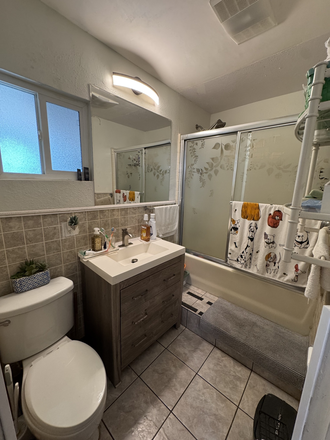 Full bathroom - Studio Apartment close to UCR