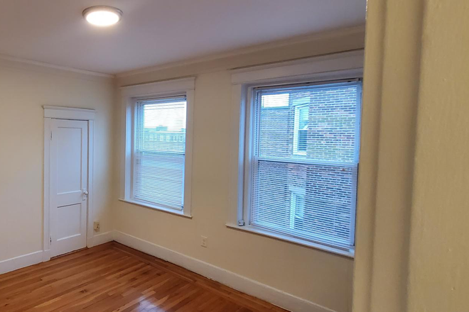 2 - SEPT 2026 – Fenway Brownstone Studio with Heat & Hot Water! No Broker Fees!