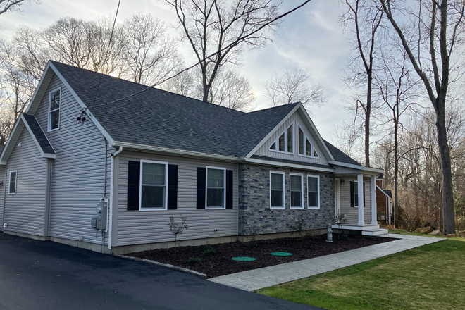 Front - 3 bed furnished ranch. Available 9/1/26-5/15/2027. NO UNDERGRADS.