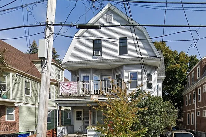 Outside View - Apartment close to Tufts campus, Boston-accessible