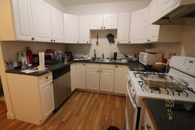 Kitchen - Fantastic Brownstone Apartments Available Near BU Campus For The 2025-2026 Season!