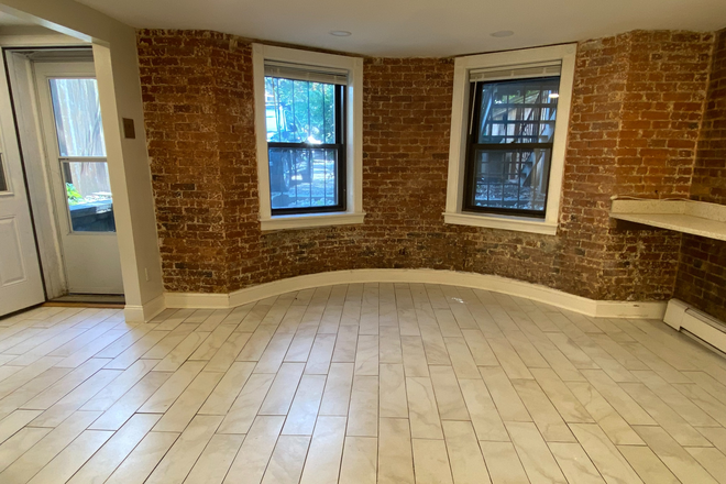 X - SOUTH END STUDIO - DIRECT ENTRY - HEATED FLOORS - RENOVATED KITCHEN AND BATHROOM Apartments