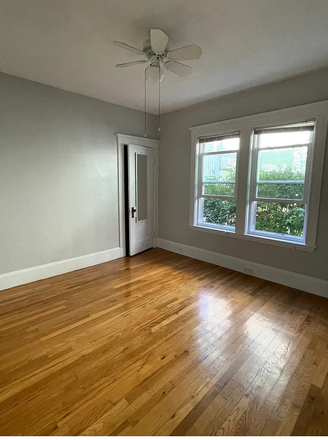 . - Three bed apartment on the first floor avialble now to September!