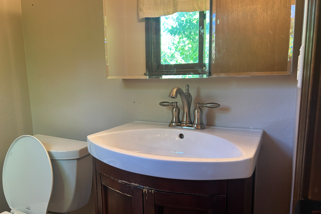Half bath - Gorgeous room + half bath for rent in South Boulder! 