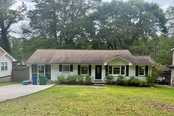 Outside street view - Cozy and comforting house near Emory with great deck and backyard