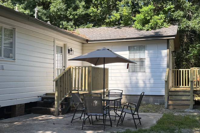 Back patio - On Myrtle St close CAMPUS less than 2 miles away House