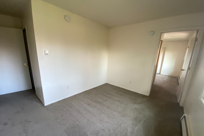 2 - August Preleasing: 907 18th St THREE BEDROOMS Apartments