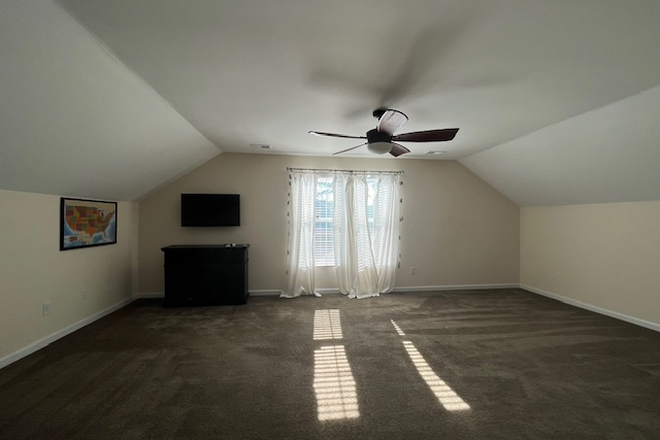 3rd floor living room - A big house in west Charleston area for rent