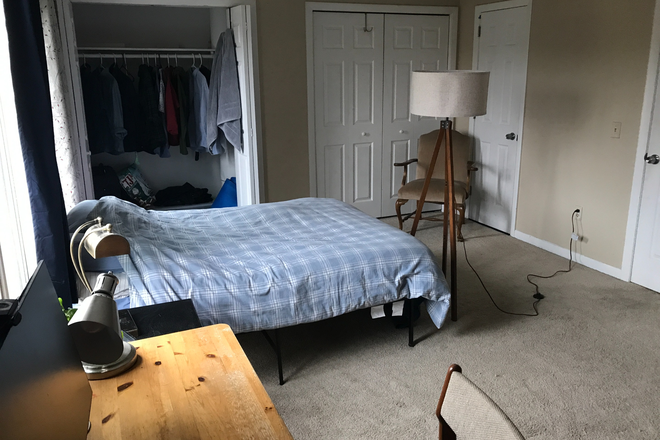 Bedroom for rent - A bedroom available in 3bdr/1.5bath condo on Gatehouse Road (12/1/25 - 5/31/26)