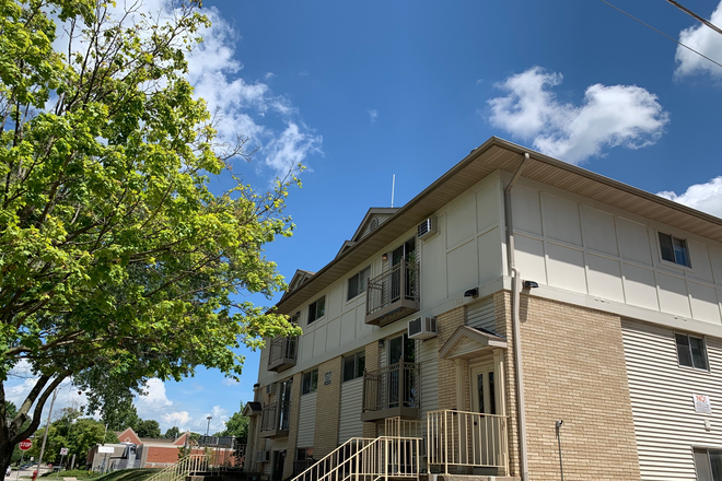 Exterior - Three Bedrooms A Block From Downtown