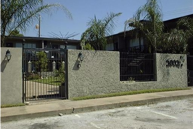 Exterior (parking lot) - 1 Bedroom/1Bath Quaint and convenient location near the Museum district/Upper Kirby.