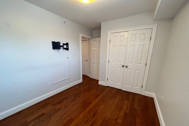 x - Maverick St 2 Bed East Boston Apartments