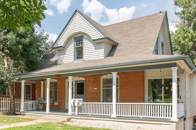 Front of house/porch - 5 bedroom house close to campus
