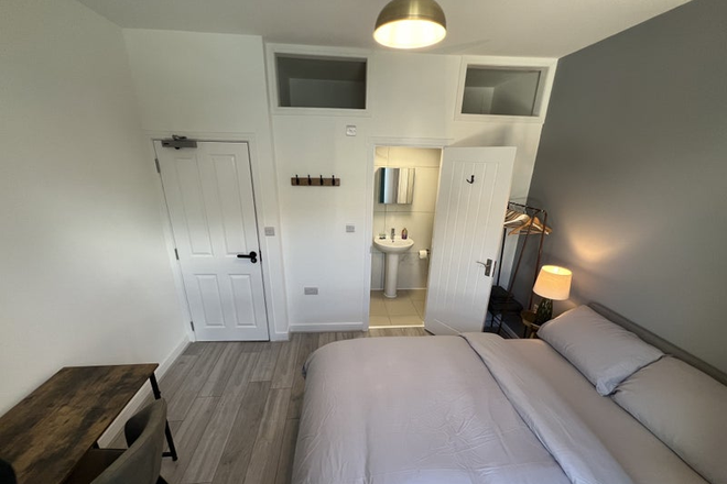 ensuite room - Furnished room in shared home-Erdman Ave-Princeton