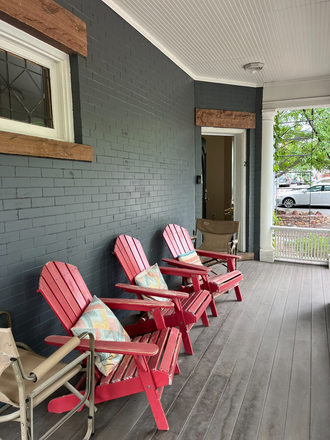 Our porch - House on Grandview close to campus and pearl! (Girls Only)