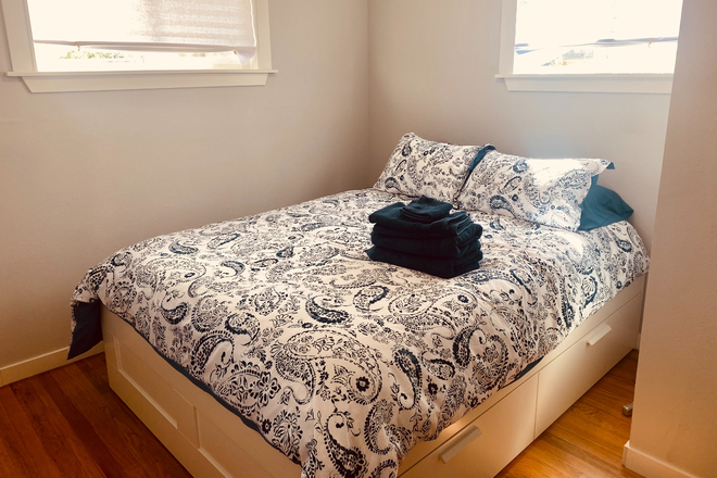 Private BR - Seeking Roommate: Private Bed/Bath in Updated Bungalow 1 Mile from UC Health House