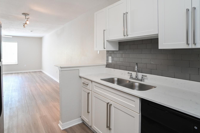 Kitchen - University Townhomes at Charlotte