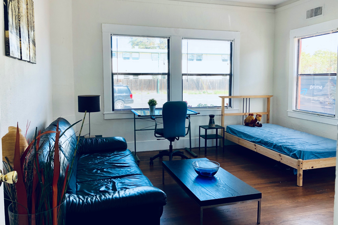 Bedroom - independent room in 2 bdrm Delaware st Apartments