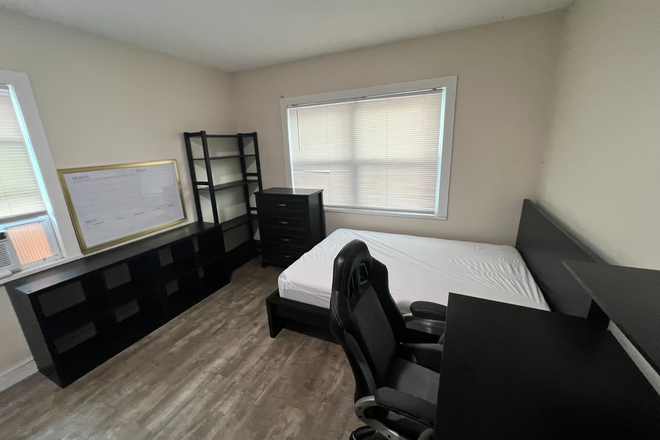 Bedroom - Spacious 4 Bedroom 2 Bath House for Rent Walkable to UF Campus!