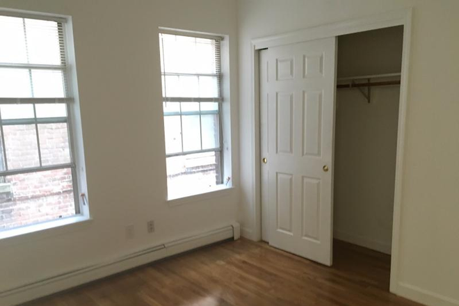 Hub Realty - Mission Hill, spacious 3 bedroom with dishwasher and lots of light, on green line T Apartments