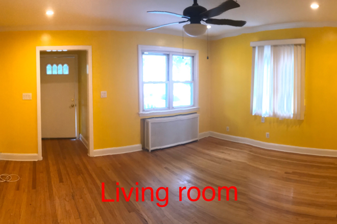 Living room - ONE BEDROOM AVAILABLE. NEAR ADELPHI. GARDEN CITY S. FEMALE STUDENT PREFERRED. NO FEE House