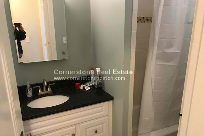 Call call or text Arezou at 617-584-7817 - modern 4 bed 2 bath available 9/1! W/D in the unit! Landlord paying 75% of Broker fee! Apartments